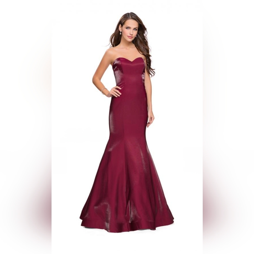 Elegant Burgundy Strapless Evening Gown